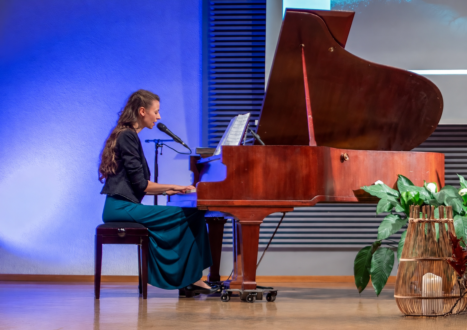 Lisa Kisser singt am Klavier